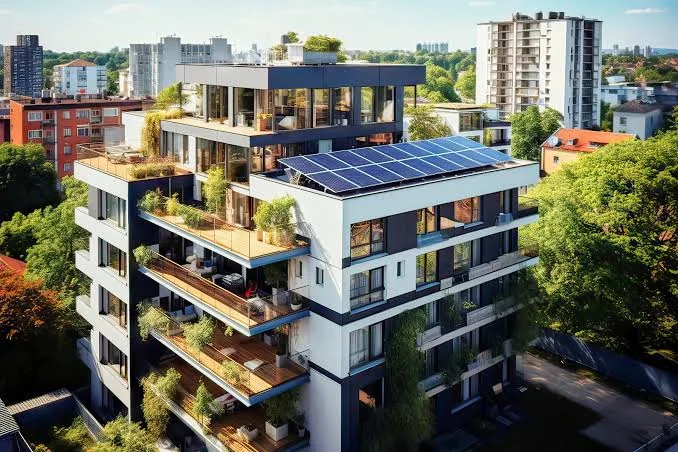 Condominio moderno con pannelli fotovoltaici sul tetto