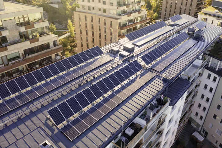 Grande impianto fotovoltaico sulla copertura di un condominio