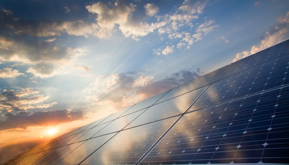 Pannelli fotovoltaici con cielo al tramonto